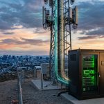 Piattaforma AI-RAN di Nokia e Nvidia: cabinet con GPU alla base di una torre 5G al tramonto