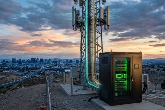Piattaforma AI-RAN di Nokia e Nvidia: cabinet con GPU alla base di una torre 5G al tramonto