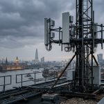 Antenna 5G su un tetto con lo skyline di Londra sullo sfondo: il Regno Unito ha il peggior 5G d'Europa secondo Opensignal