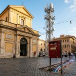 Ufficio postale storico e torre 5G in una piazza italiana: l OPAS di Poste Italiane su TIM approvata dal CdA
