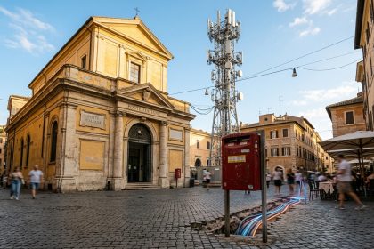 Ufficio postale storico e torre 5G in una piazza italiana: l OPAS di Poste Italiane su TIM approvata dal CdA