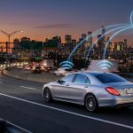 Auto connessa 5G Standalone: berlina su autostrada USA collegata alla rete mobile