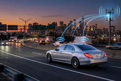 Auto connessa 5G Standalone: berlina su autostrada USA collegata alla rete mobile