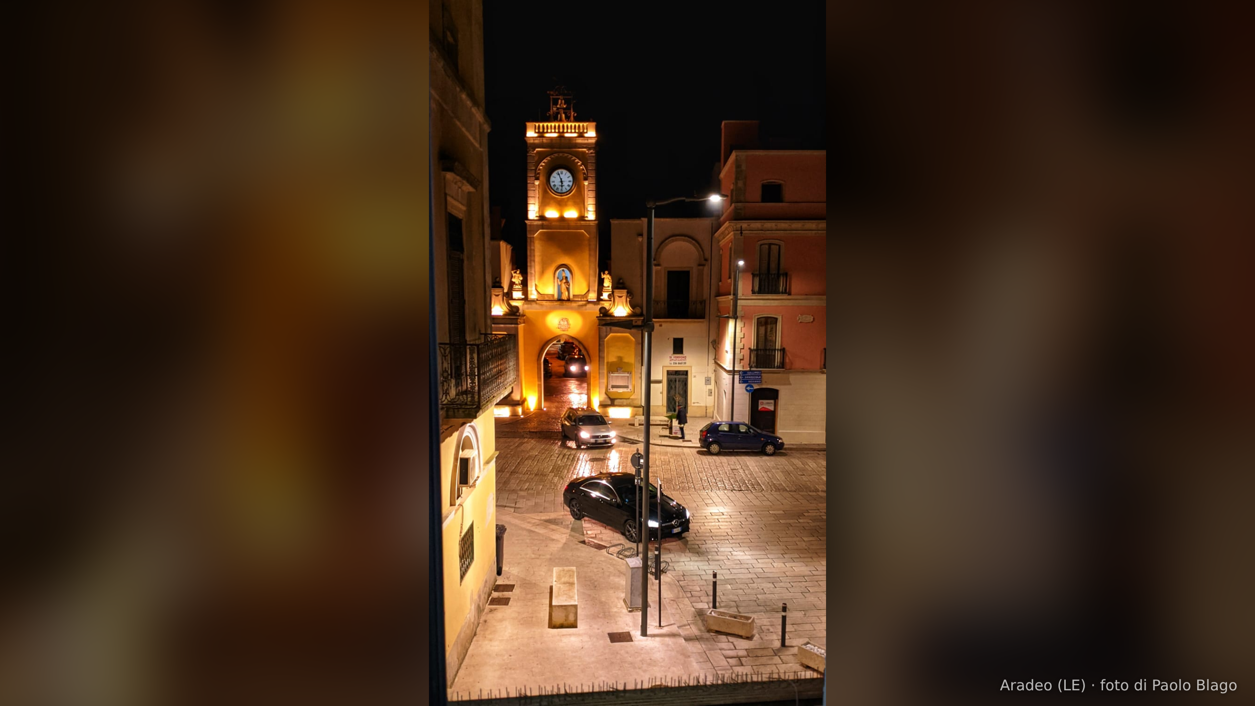 La Torre dell'Orologio e la piazza di Aradeo (Lecce) di notte