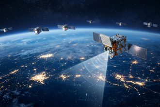 Costellazione di satelliti LEO sopra la Terra di notte con un fascio di segnale verso il suolo, immagine su Elveo Mobile nata dalla fusione Lynk-Omnispace