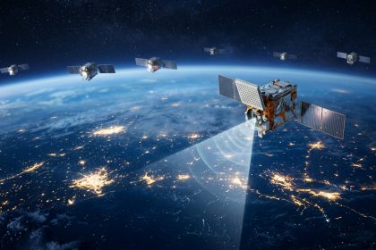 Costellazione di satelliti LEO sopra la Terra di notte con un fascio di segnale verso il suolo, immagine su Elveo Mobile nata dalla fusione Lynk-Omnispace
