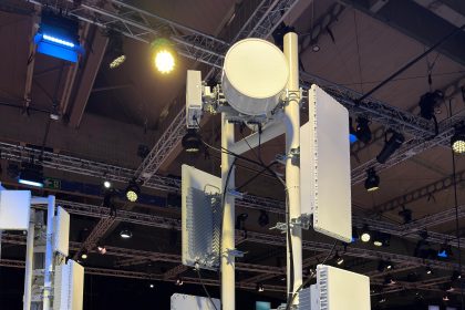 Antenne Ericsson AIR Massive MIMO su un site allo stand MWC 2025