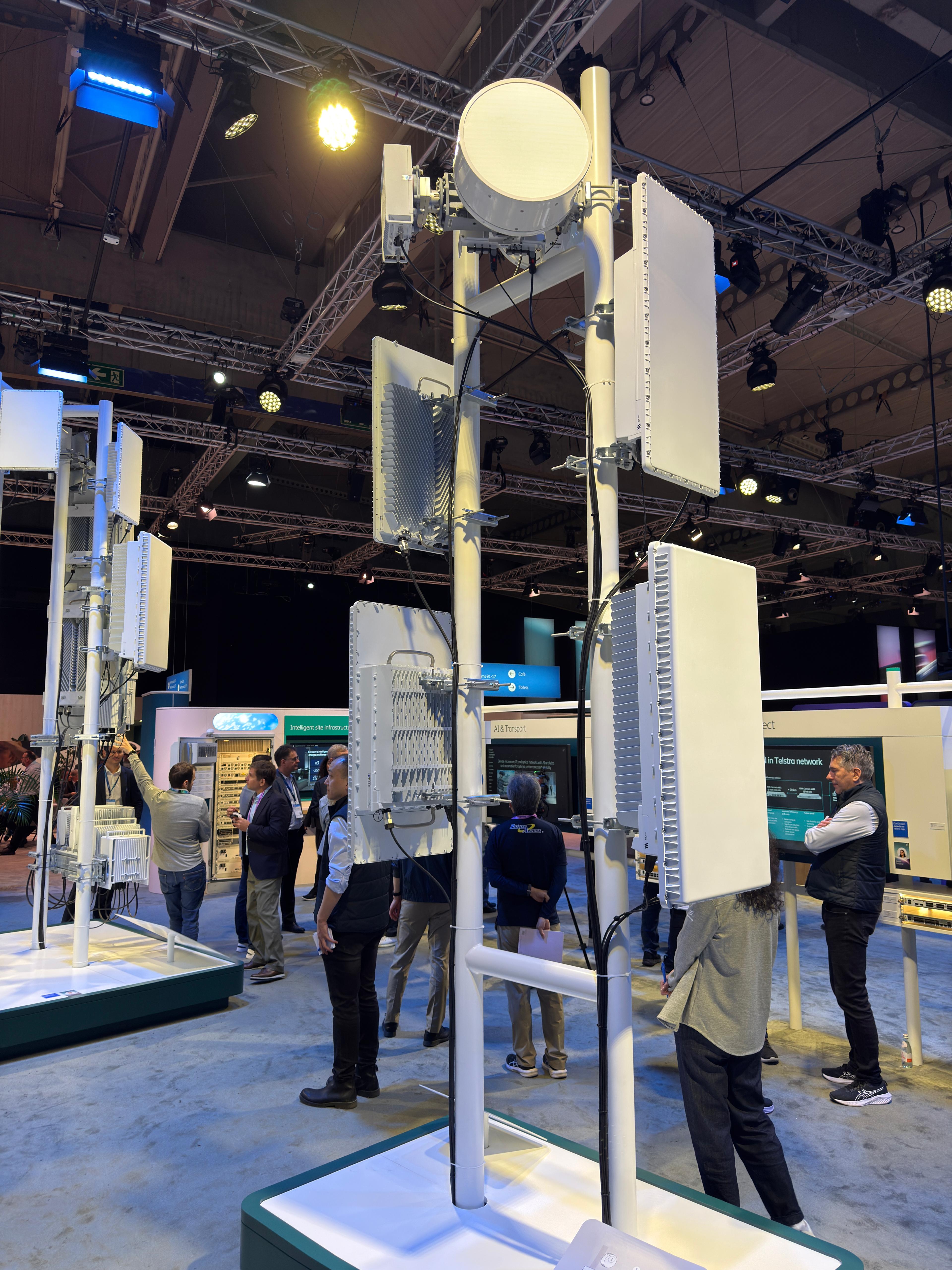 Antenne Ericsson AIR Massive MIMO su un site allo stand MWC 2025