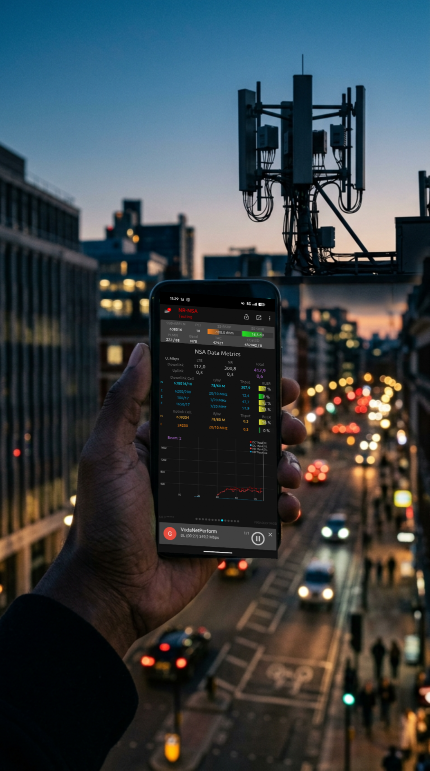 Smartphone con Network Signal Guru che mostra le metriche 5G NSA davanti a una BTS