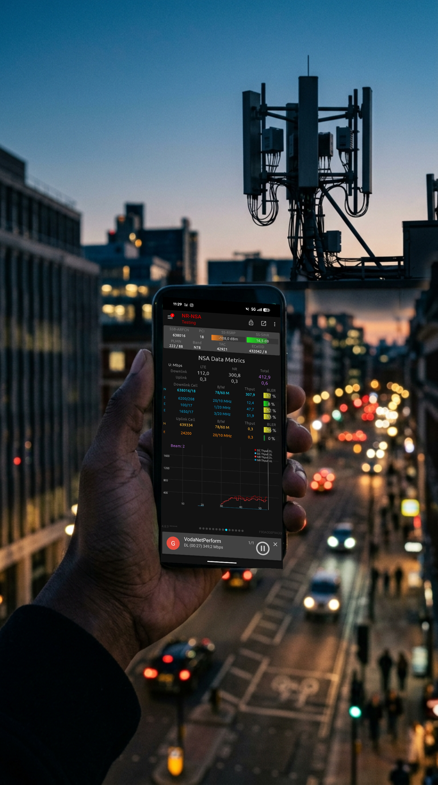 Smartphone che mostra i dati radio della rete mobile dal modem, con un'antenna 5G sullo sfondo
