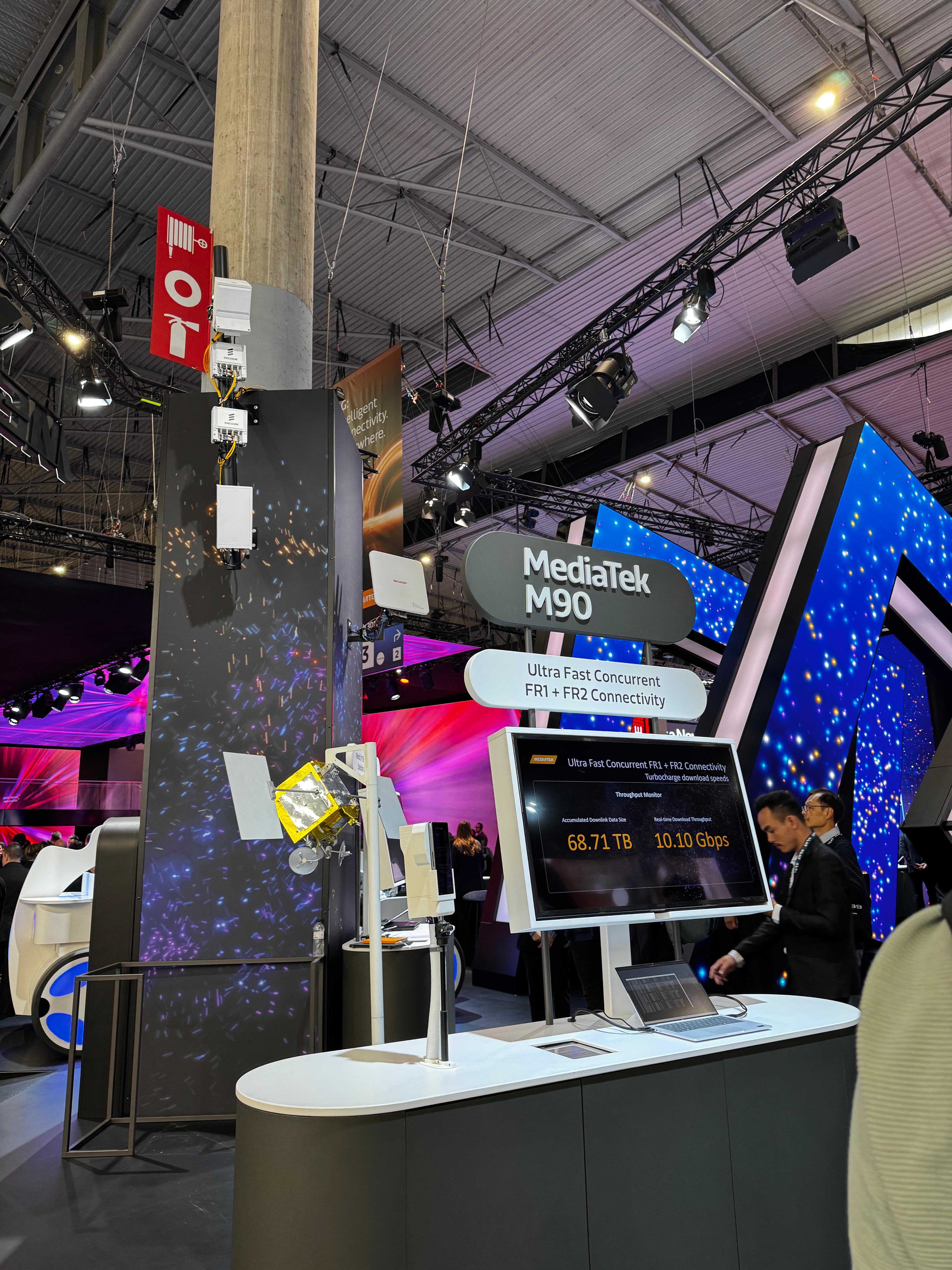 Stand MediaTek al MWC 2025: modem M90 con throughput live oltre 10 Gbps in FR1+FR2