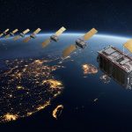 Treno di satelliti a pannello piatto sopra la costa cinese di notte, immagine sul round da 1,94 miliardi di dollari di SpaceSail per la costellazione Qianfan