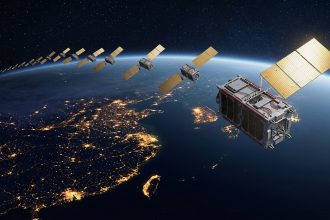 Treno di satelliti a pannello piatto sopra la costa cinese di notte, immagine sul round da 1,94 miliardi di dollari di SpaceSail per la costellazione Qianfan