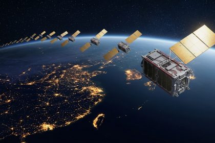 Treno di satelliti a pannello piatto sopra la costa cinese di notte, immagine sul round da 1,94 miliardi di dollari di SpaceSail per la costellazione Qianfan
