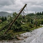 Pali del telefono piegati e cavi aerei strappati dopo la tromba d'aria in Valdinievole