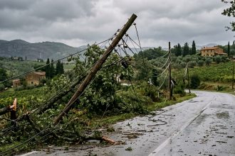 Pali del telefono piegati e cavi aerei strappati dopo la tromba d'aria in Valdinievole