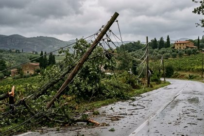 Pali del telefono piegati e cavi aerei strappati dopo la tromba d'aria in Valdinievole