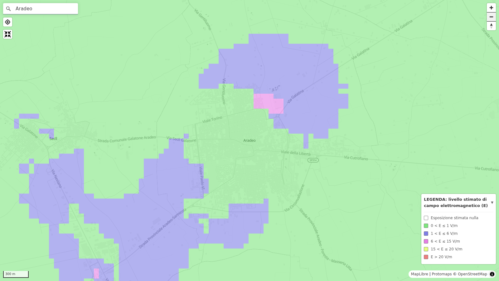Schermata di Cartoradio su Aradeo e Seclì (Lecce): quasi tutto il territorio in verde sotto 1 V/m, zone lilla fra 1 e 6 V/m e una piccola area rosa fra 6 e 15 V/m vicino al cimitero di Aradeo