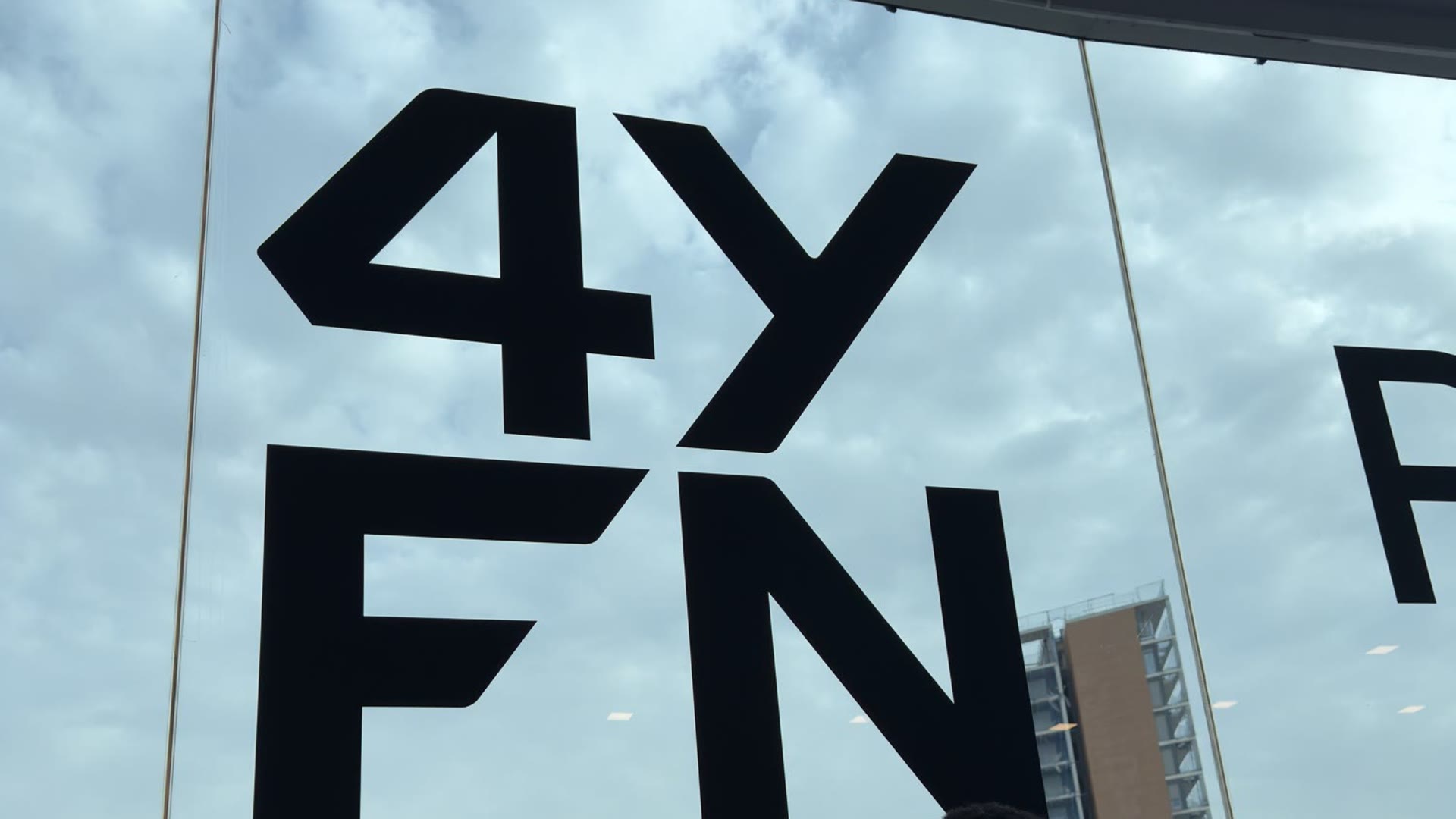 Insegna 4YFN sulla vetrata della Fira di Barcellona durante il MWC26, foto TLCworld