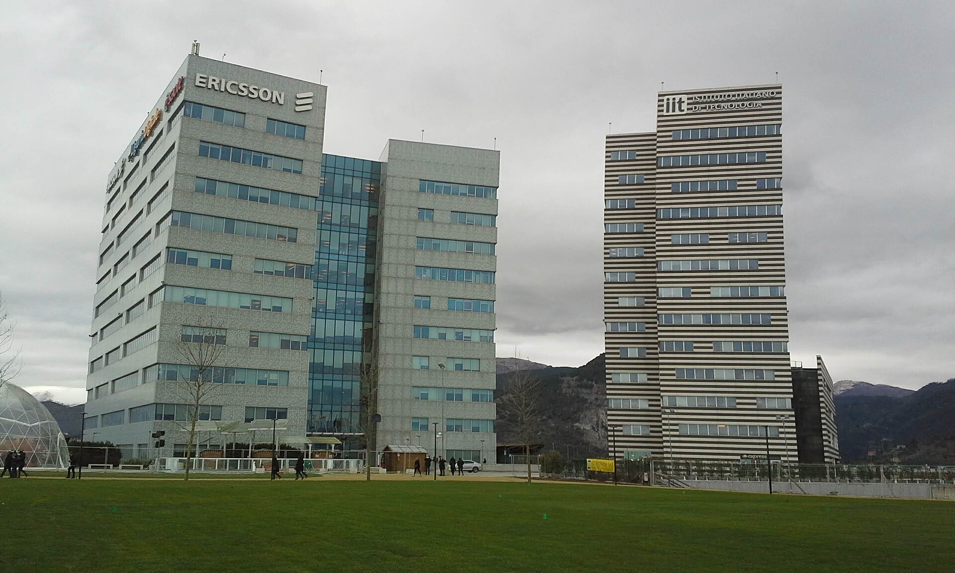 La sede Ericsson al Great Campus degli Erzelli a Genova, accanto alla torre dell'Istituto Italiano di Tecnologia