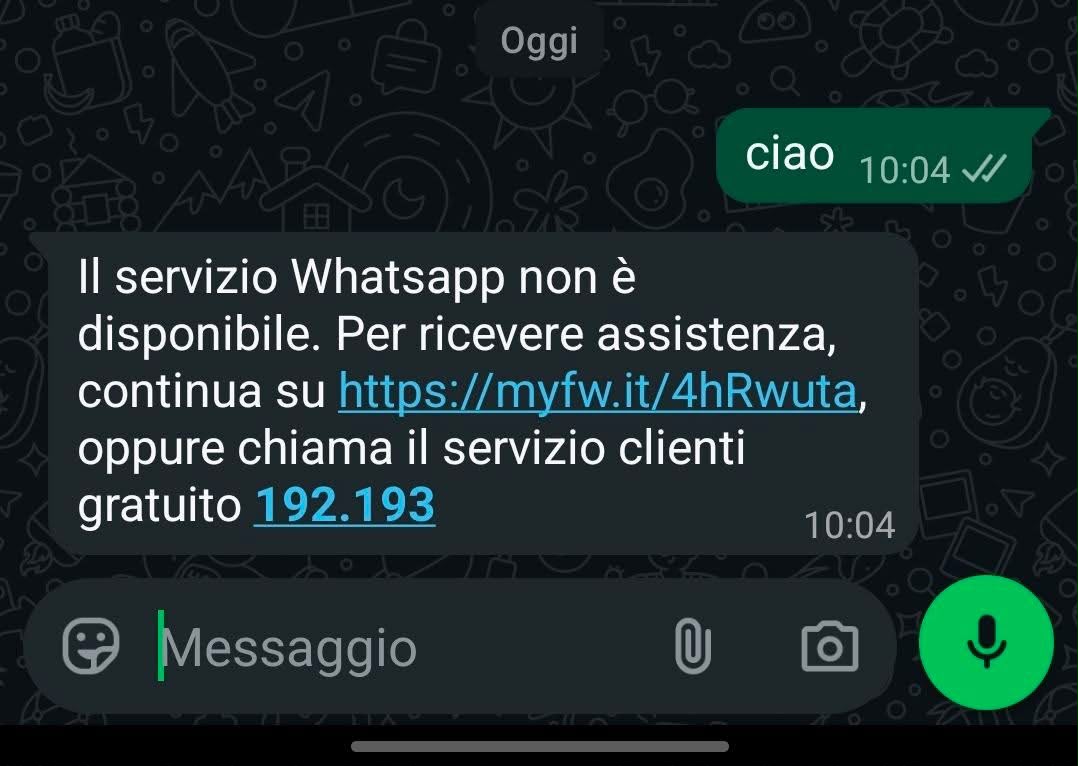 Seconda chat WhatsApp con l'assistenza Fastweb alle 10:04: stessa risposta automatica, il servizio WhatsApp non è disponibile