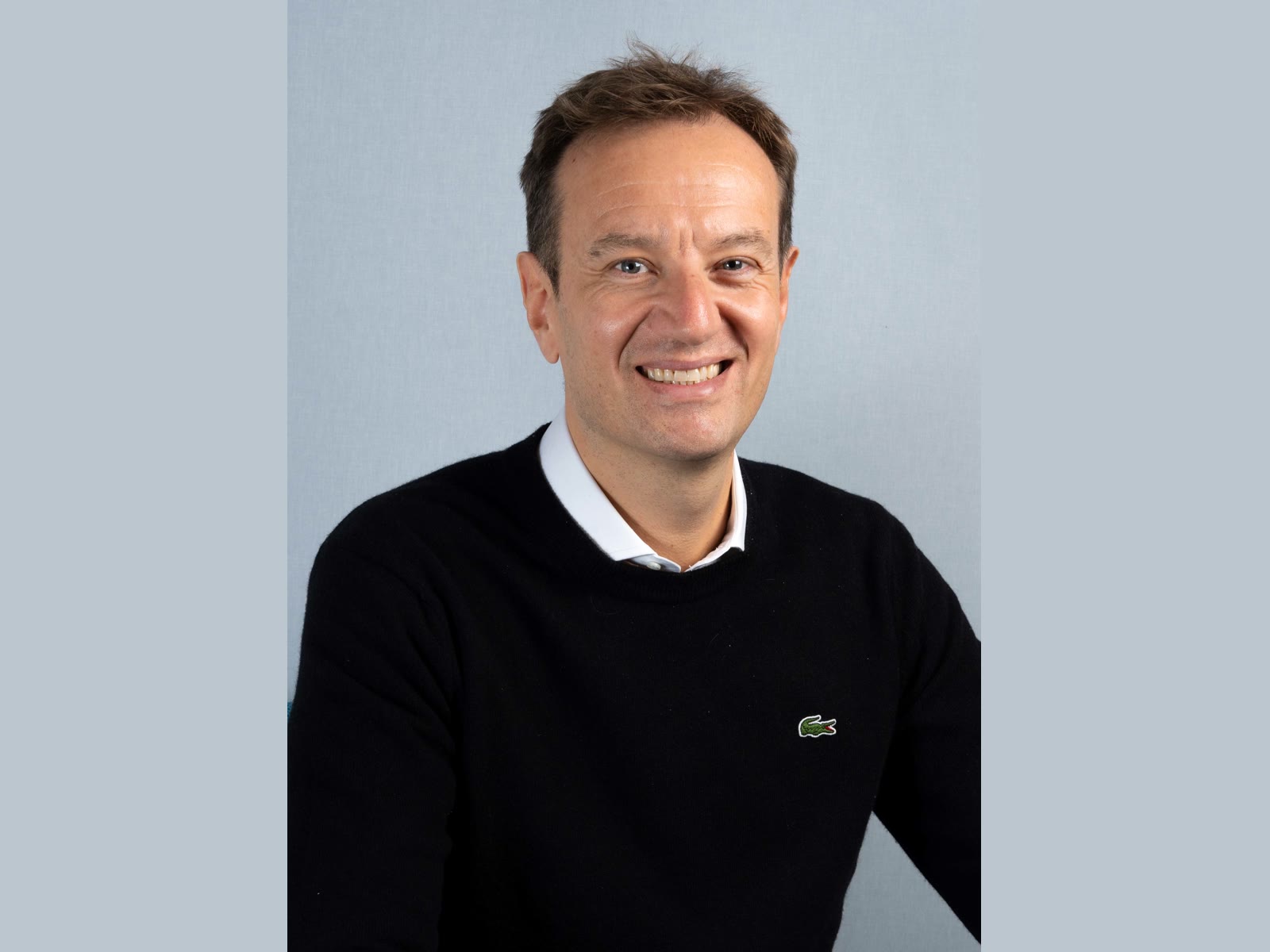 Luca Venturi, Head of Telco & B2B di FRITZ! Italia, ritratto sorridente in maglione scuro (foto: FRITZ!)