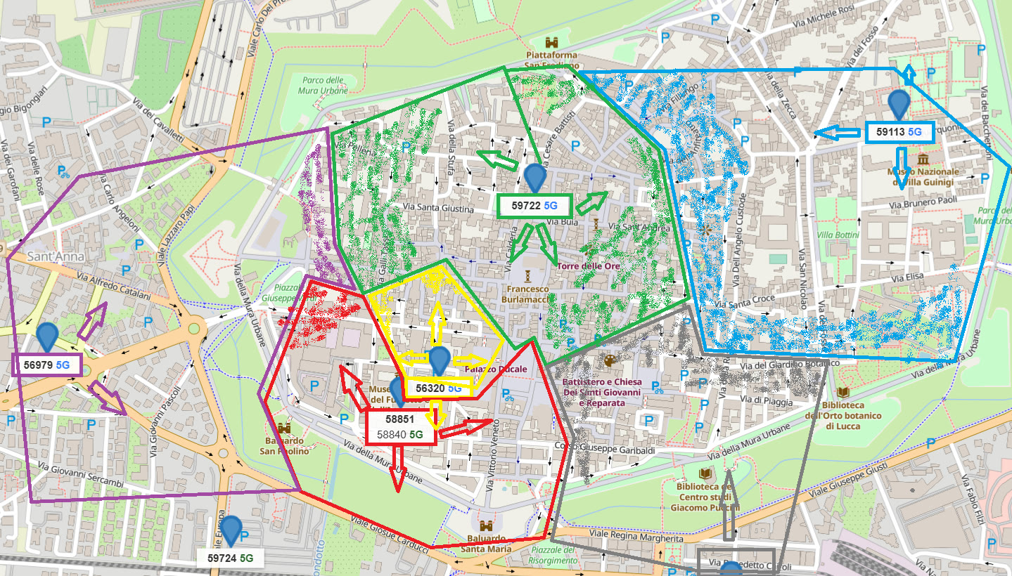 Mappa del centro storico di Lucca con i siti Vodafone e i puntamenti dei settori colorati: in rosso il carrato 58840, in giallo e verde i siti depotenziati, in viola, azzurro e grigio quelli normali