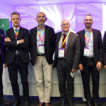 Foto di gruppo della tavola rotonda From Connectivity to Competitiveness al Nokia Italy Innovation Day 2026 di Vimercate, davanti al logo Nokia