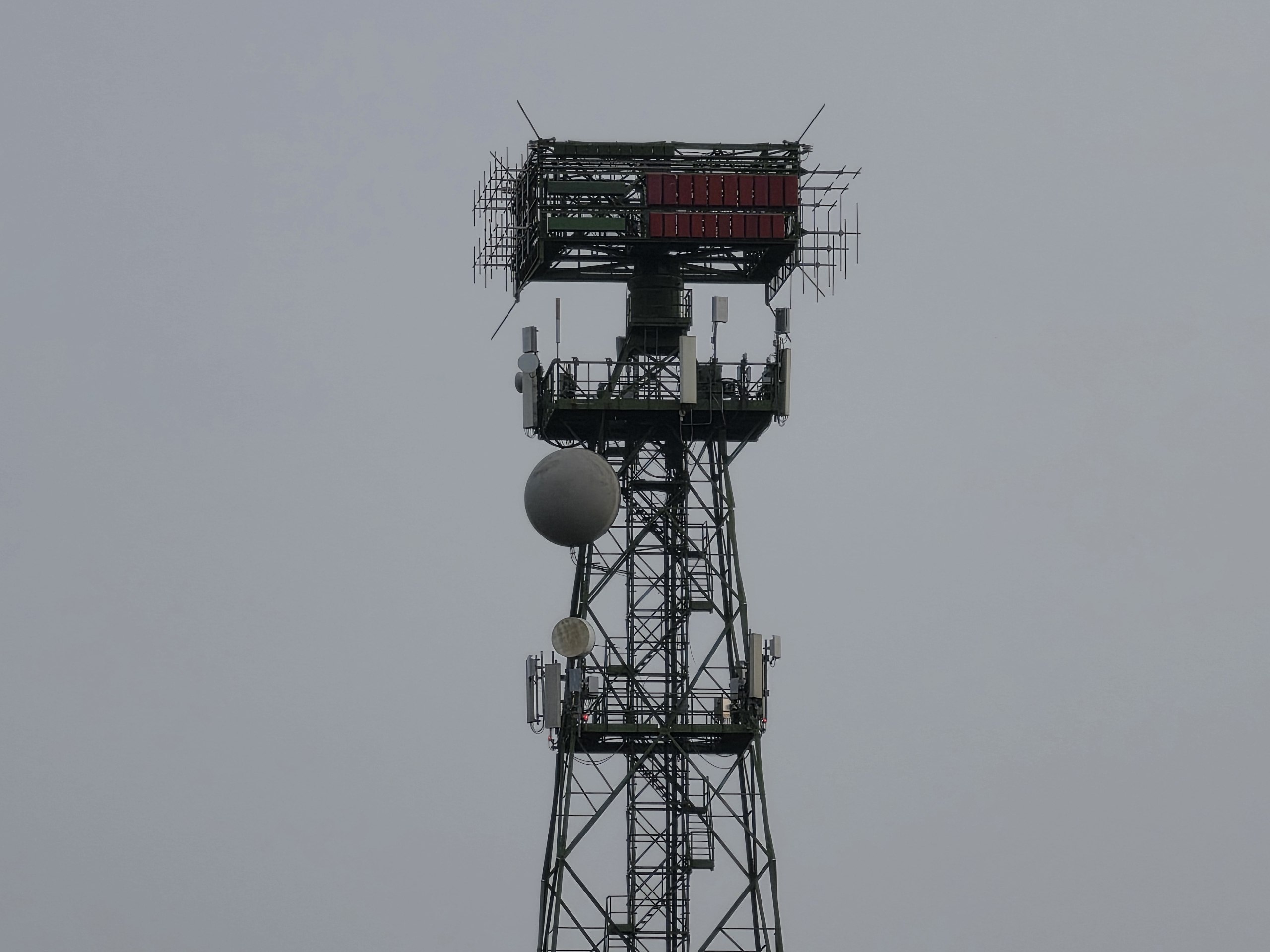 Traliccio di un sito radiomobile a Monza con antenne 5G in cima, foto di Riky