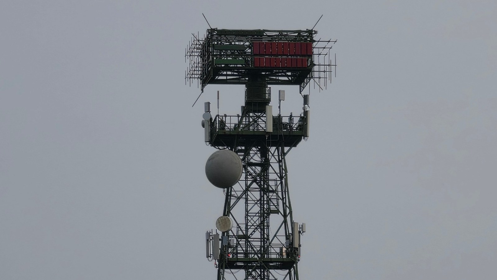Traliccio di un sito radiomobile a Monza con antenne 5G in cima: TIM N78+ con 80 più 20 MHz di 5G, foto di Riky